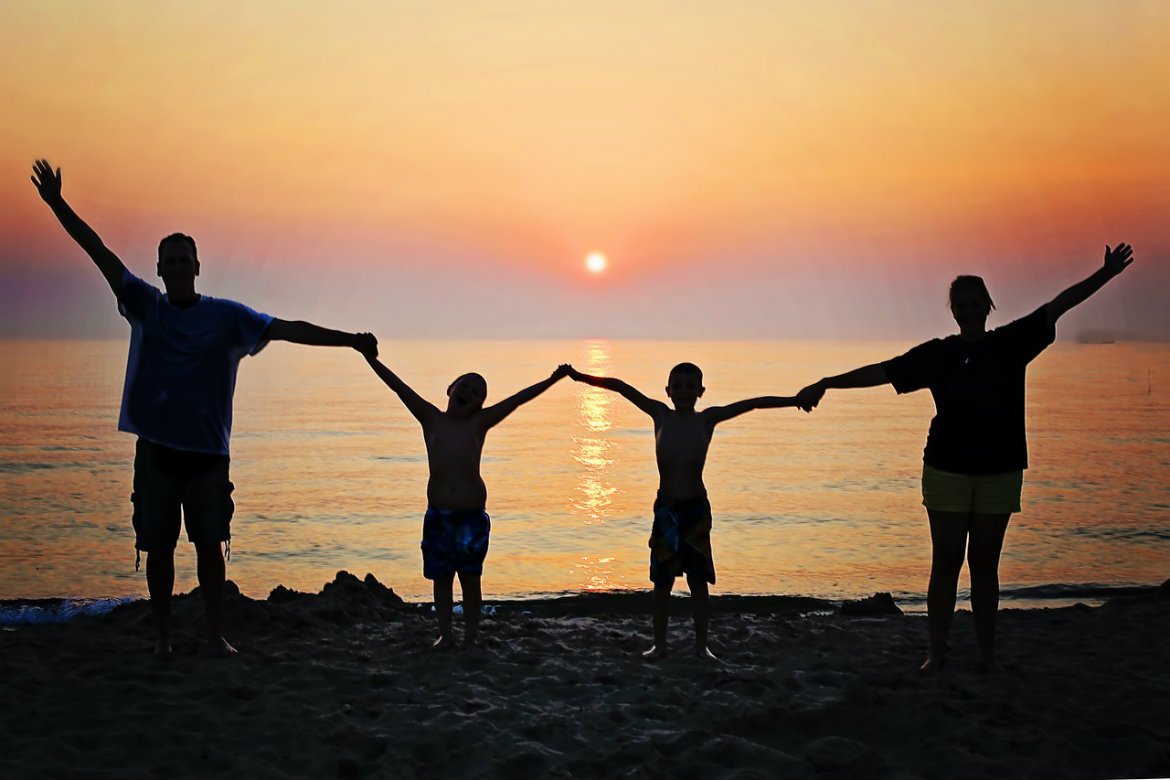 Family_holiday_beach_sunset.jpg